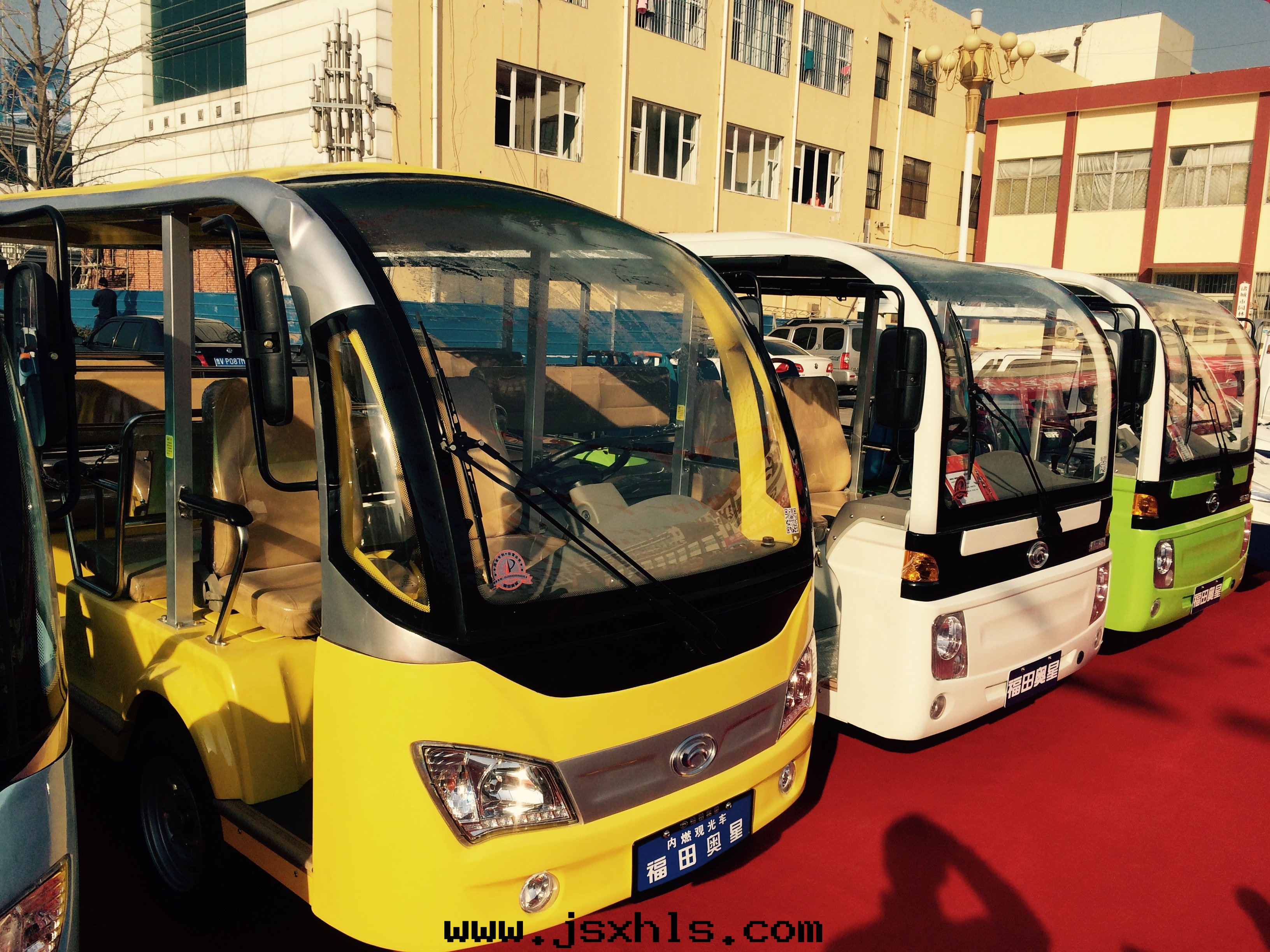 燃油(yóu)觀光(guāng)車與(yǔ)電(diàn)動(dòng)觀光(guāng)車PK，誰(shéi)與(yǔ)争鋒？